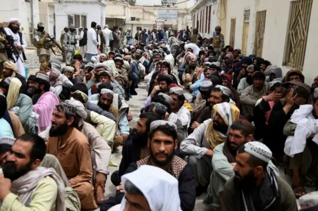 زندانیان در محوطه زندان مرکزی قندهار در انتظار رهایی بنا به فرمان هبت‌الله آخوندزاده، رهبر طالبان به مناسبت عید فطر هستند