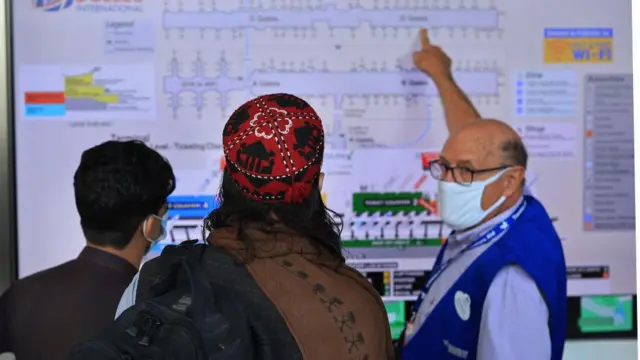 دو مهاجر تازه وارد افغان در فرودگاه دالاس ورجنیا 