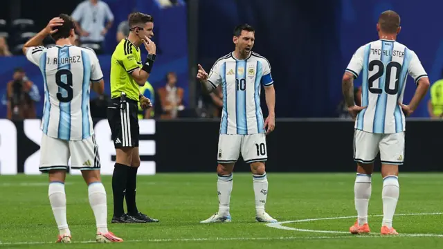 Lionel Messi, da Argentina, conversa com o árbitro François Letexier durante a partida das oitavas de final da Copa do Mundo da FIFA 2026 contra o Egito
