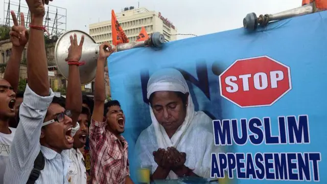মমতা ব্যানার্জী 'মুসলিম তোষণ' করেন, এই অভিযোগ হিন্দুত্ববাদীরা অনেকদিন ধরেই তোলে