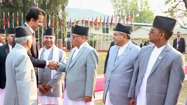 प्रधानमन्त्री प्रचण्ड पनि अमिरको स्वागतका लागि विमानस्थल पुगेका थिए