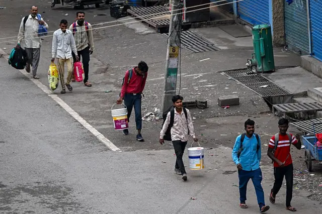 पूँछ इथं लोकांनी अतिमहत्त्वाच्या वस्तू घेऊन शहर सोडायला सुरुवात केली.