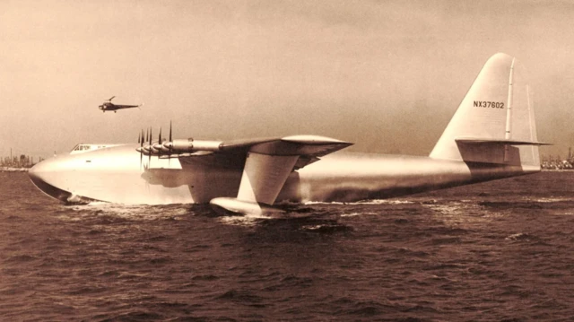 હ્યુજીનું પ્રખ્યાત ઍરક્રાફ્ટ, H-4 હર્ક્યુલસ, જેને સ્પ્રુસ ગૂસનું હુલામણું નામ આપવામાં આવ્યું, તે હજુ પણ સૌથી લાંબી પાંખવાળા વિમાન તરીકેનો રેકૉર્ડ ધરાવે છે