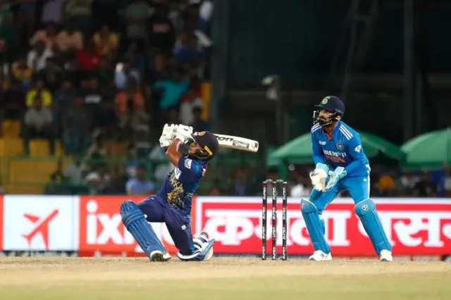 کلدیپ یادو کو چھکا لگاتے ویلالاگے