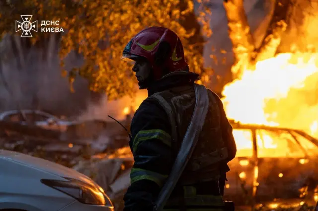 Рятувальник під час гасіння пожежі