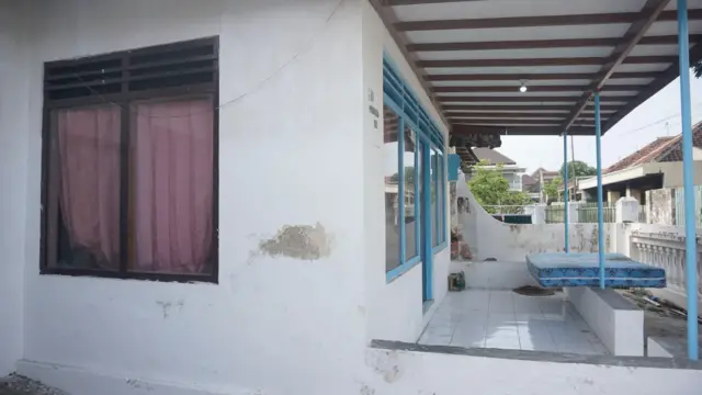 Rumah Siti dan Daniel ketika dipotret dari samping.