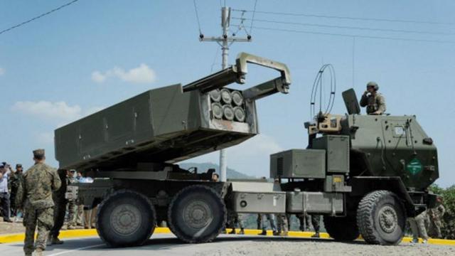 Стандартний боєкомплект системи залпового вогню HIMARS складається з шести реактивних снарядів або однієї оперативно-тактичної ракети