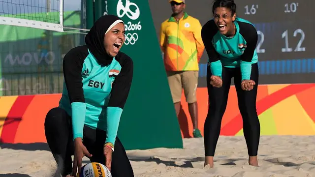 Doaa Elghobashy joue au volley-ball de plage pour l'Égypte aux Jeux olympiques de Rio 2016.