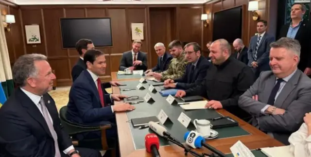 Американська та українська делегації під час переговорів у Флориді, США, 30 листопада 2025 року