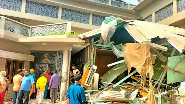 বরিশালে আওয়ামী লীগ নেতা আমির হোসেন আমুর বাড়িতেও চলে ভাঙচুর