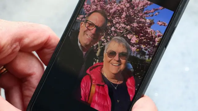 ኣዳ ሳጊን ወዳ ኖኣምን ቅድሚ ምጭዋያ መበል 75 ዓመት ልደታ ኣብ ለንደን ከብዕሉ ተስፋ ገይሮም ነይሮም