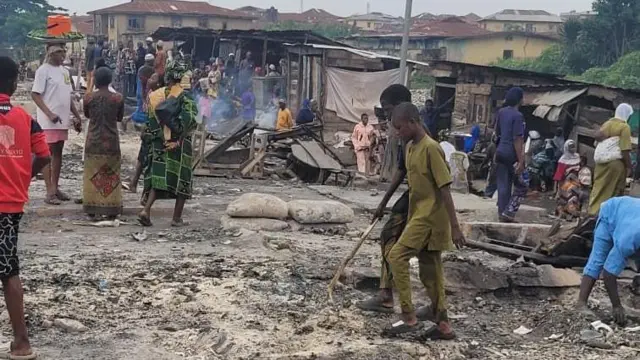 Awọn eeyan n duro ni isọri-isọri ni ọja to jona ni Ọranyan.