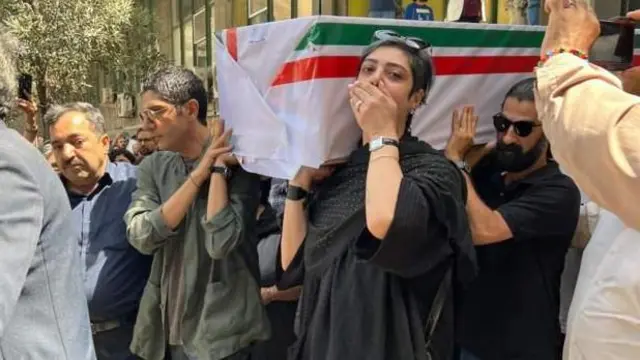 تشیع جنازه احمدرضا احمدی، دخترش بدون حجاب تابوت او را گرفته