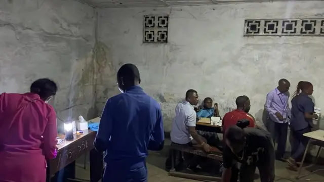 Bureau de vote éclairé par une torche