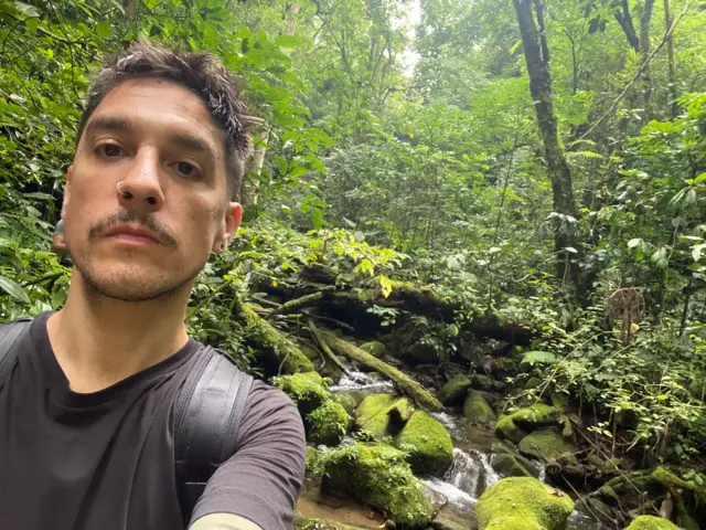 Selfi de Andrés Cota Hiriart en la selva