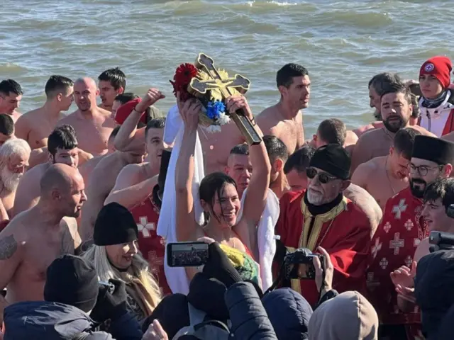 богојављање у земуну, пливање за часни крст у земуну на богојављање, девојка прва допливала до часног крста у земуну