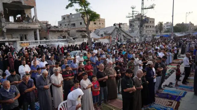 أدى الفلسطينيون في غزة صلاة العيد على أنقاض مساجدهم ومنازلهم وفي الساحات