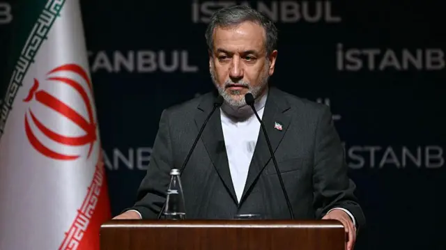 O chanceler iraniano Abbas Araghchi fala durante coletiva de imprensa no Centro de Congressos Lutfi Kirdar, à margem da 51ª sessão do Conselho de Ministros das Relações Exteriores da Organização para a Cooperação Islâmica (OCI), em Istambul, em 22 de junho de 2025.

