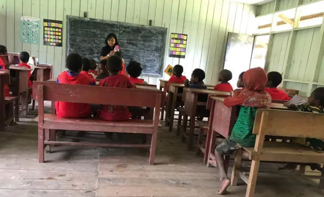 Tri Ari Santi, seorang guru yang menghabiskan delapan tahun (2016-2024) untuk mengajar di Distrik Saminage, Yahukimo.