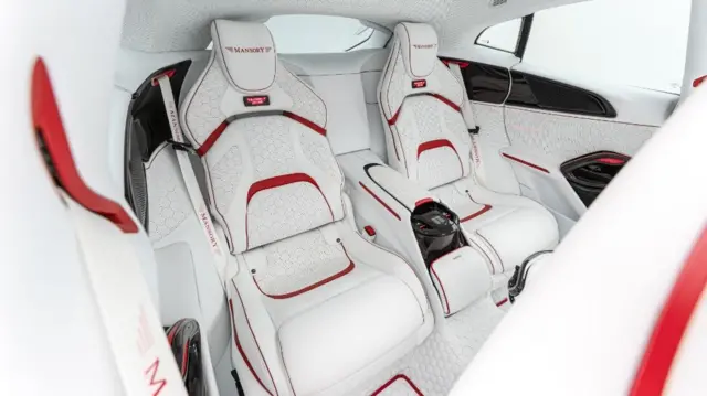 نمای صندلی‌های عقب منصوری پوگناتور که کاملا با چرم سفید پوشیده شده است