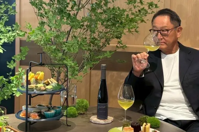 مجموعه‌ای شامل چای و خوراکی‌های سنتی ژاپنی با قیمت بیش از ۴۰ دلارفروخته می‌شود