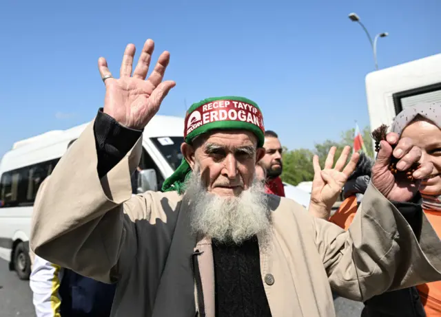 Miting alanına giden yollardan manzaralar