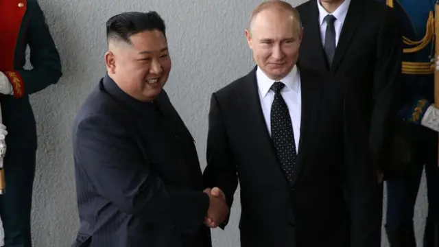 उत्तर कोरिया के नेता किम जोंग उन और रूस के राष्ट्रपति व्लादिमीर पुतिन. (फ़ाइल फ़ोटो)