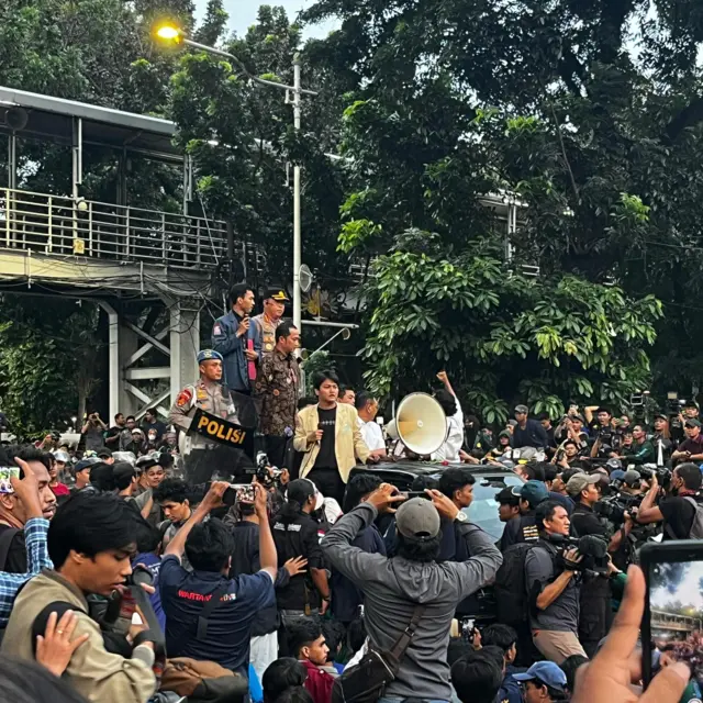 Mensesneg Prasetyo Hadi menemui massa aksi di kawasan Patung Kuda, Jakarta, pada Kamis (20/02) di tengah desakan massa.