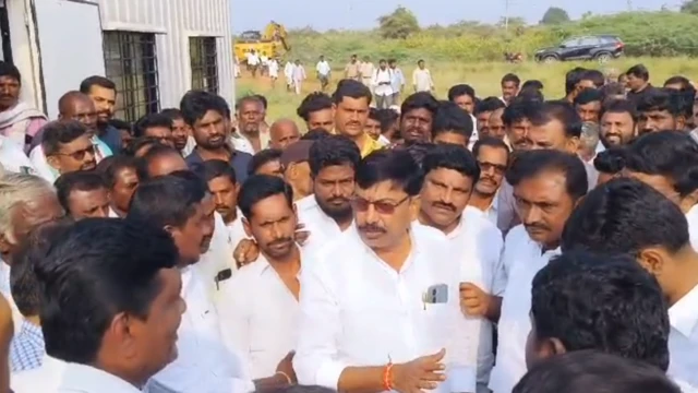 రిత్విక్ కాంట్రాక్ట్ సంస్థ పనులను అడ్డుకున్న ఎమ్మెల్యే వర్గీయులు