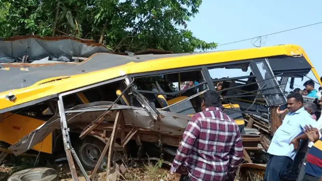 கடலூர், ரயில்வே கேட், பள்ளி வேன், விபத்து, பள்ளி மாணவர்கள் உயிரிழப்பு