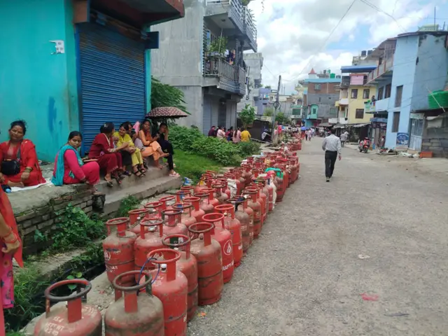 ग्यास सिलिन्डरहरूको लाइन