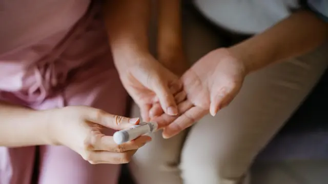 குழந்தைகளுக்கு ஏற்படும் நீரிழிவு நோய் - கவனிக்க வேண்டிய அறிகுறிகளும் சிகிச்சைகளும்