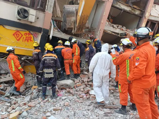 မန္တလေးက တိမ်ဖြုူဟိုတယ်ပြိုကျပြီးနောက် အပျက်အစီးပုံတွေ ရှင်းလင်းနေတဲ့မြင်ကွင်း