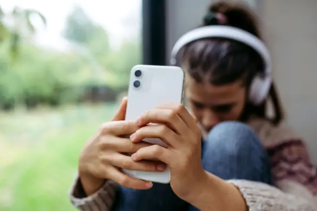 Jovem com expressão triste diantebetano blackjackcelular