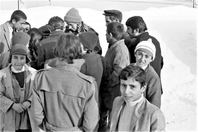 Bir grup Pülümür sakini, Batılı gezginlerle sohbet etmek için toplanmış.