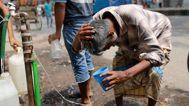 Muškarac rashlađuje glavu vodom