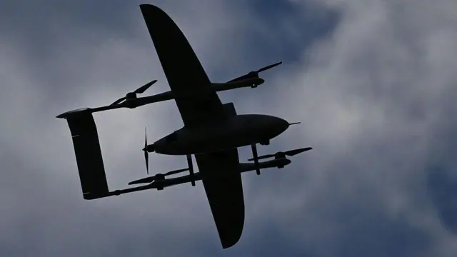 Un dron tripulado remotamente por el ejército durante una exhibición en octubre de 2025.