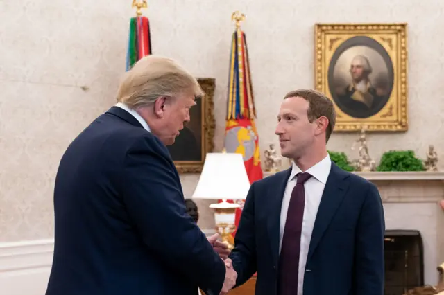 Fotocbet location2019 mostra Trump e Mark Zuckerberg, dono da Meta