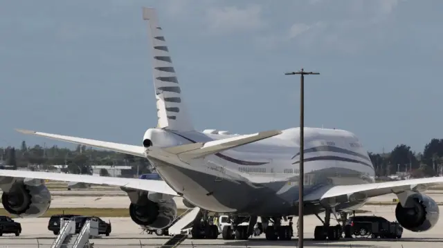 Самолет на парковке