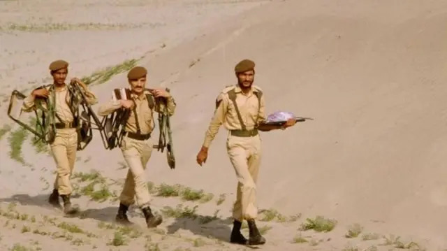 இந்திய எல்லைக்கு அருகே ரோந்து செல்லும் பாகிஸ்தான் வீரர்கள்