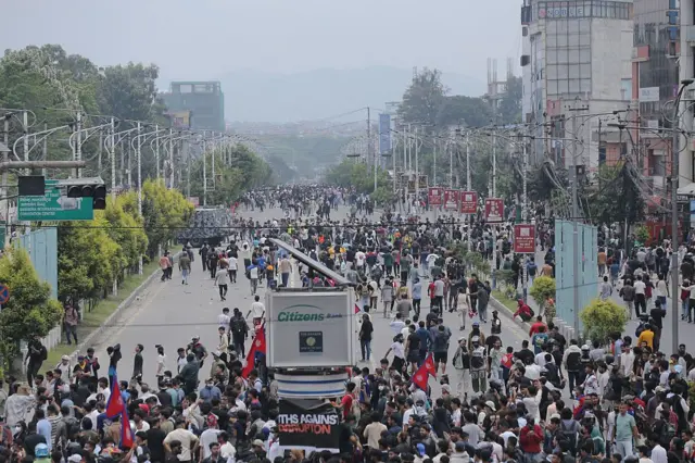 কারফিউ লঙ্ঘন করেই প্রতিবাদকারীরা এগোতে থাকেন