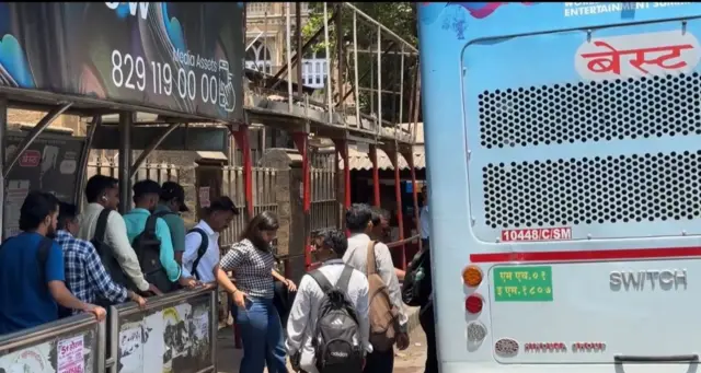 बस साठी थांबलेले नागरिक