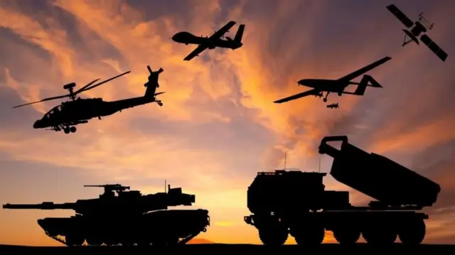 அக்காலகட்டத்தில் ஒரு ஏவுகணை நெருக்கடி வெடித்தது, ஆனால் தலைவர்கள் சரியான நேரத்தில் விவேகத்துடன் செயல்பட்டு அந்த நெருக்கடியைத் தவிர்த்தனர்.