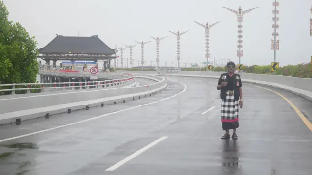 Pecalang atau petugas pengamanan adat Bali memantau situasi jalan tol Bali Mandara saat Hari Raya Nyepi Tahun Baru Saka 1946 di Desa Adat Tuban, Badung, Bali, Senin (11/3/2024).