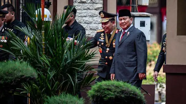 Menteri Pertahanan sekaligus Presiden Terpilih Prabowo Subianto (kanan) disambut Kapolri Jenderal Pol Listyo Sigit Prabowo (kiri) setibanya untuk menerima tanda kehormatan Bintang Bhayangkara Utama dalam upacara penyematan yang berlangsung tertutup di Mabes Polri, Jakarta, Kamis (20/6/2024).