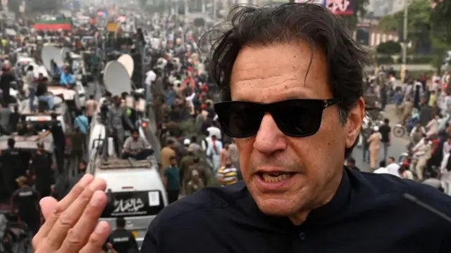 ইমরান খানকে গ্রেফতার করা হলে দেশব্যাপি বিক্ষোভ করার হুমকি দিয়েছেন তার সমর্থকরা