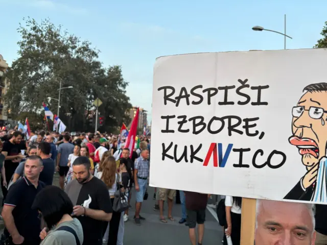 Ljudi na protestu u Novom Sadu