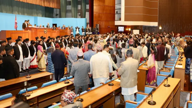 प्रतिनिधिसभाको बैठकमा नाराबाजी गर्दै कांग्रेसका सांसदहरू