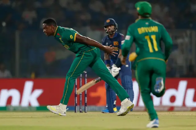 ශ්‍රී ලංකාව සමග පැවති තරගයේදී දකුණු අප්‍රිකානු කණ්ඩායම විසින් පන්දු වාර 50 තුලදී කඩුලු 05ක් පමණක් දැවී ලකුණු 428ක් රැස් කරන ලදී.