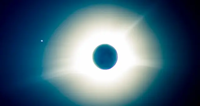 الهالة - المنطقة الخارجية للغلاف الجوي للشمس -